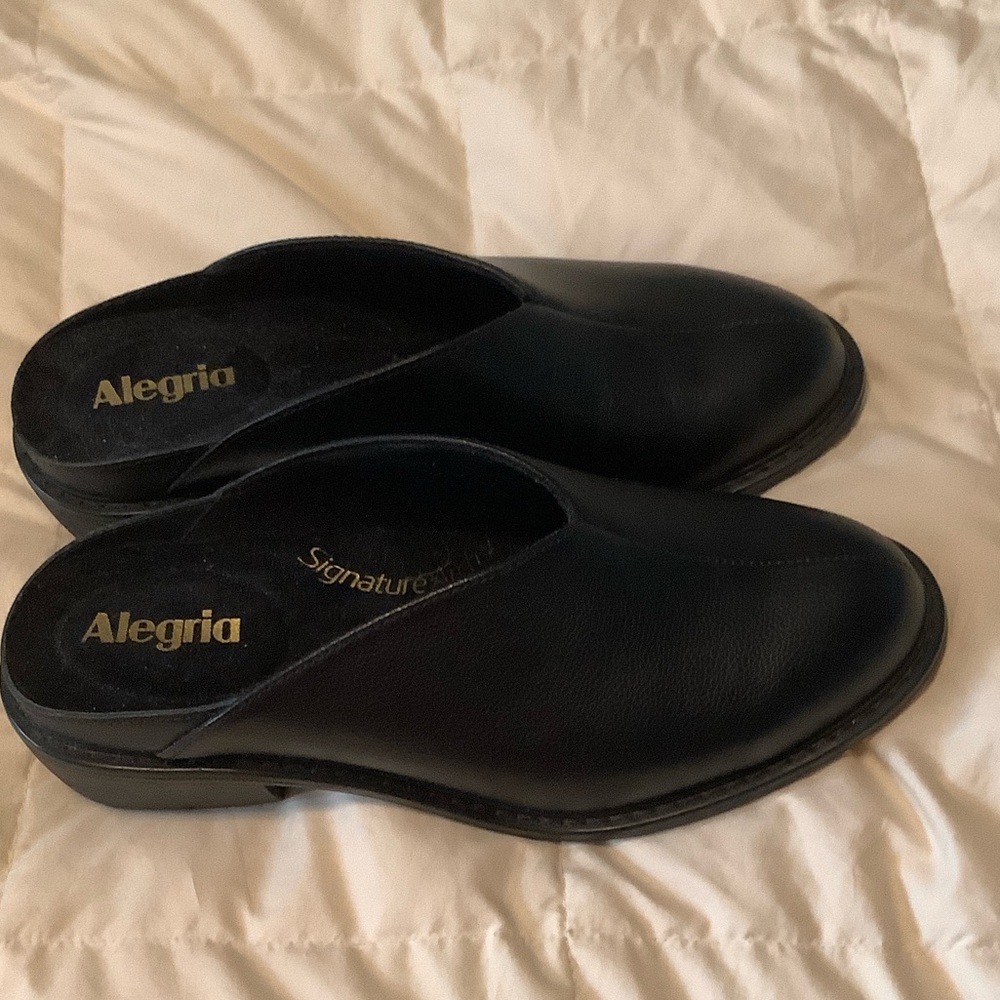 Alegria Women's Classic Black Mules